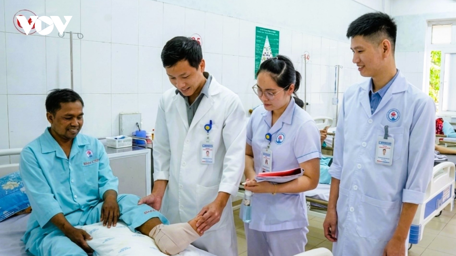 Nối thành công bàn chân đứt lìa do tai nạn lao động tại Quảng Trị